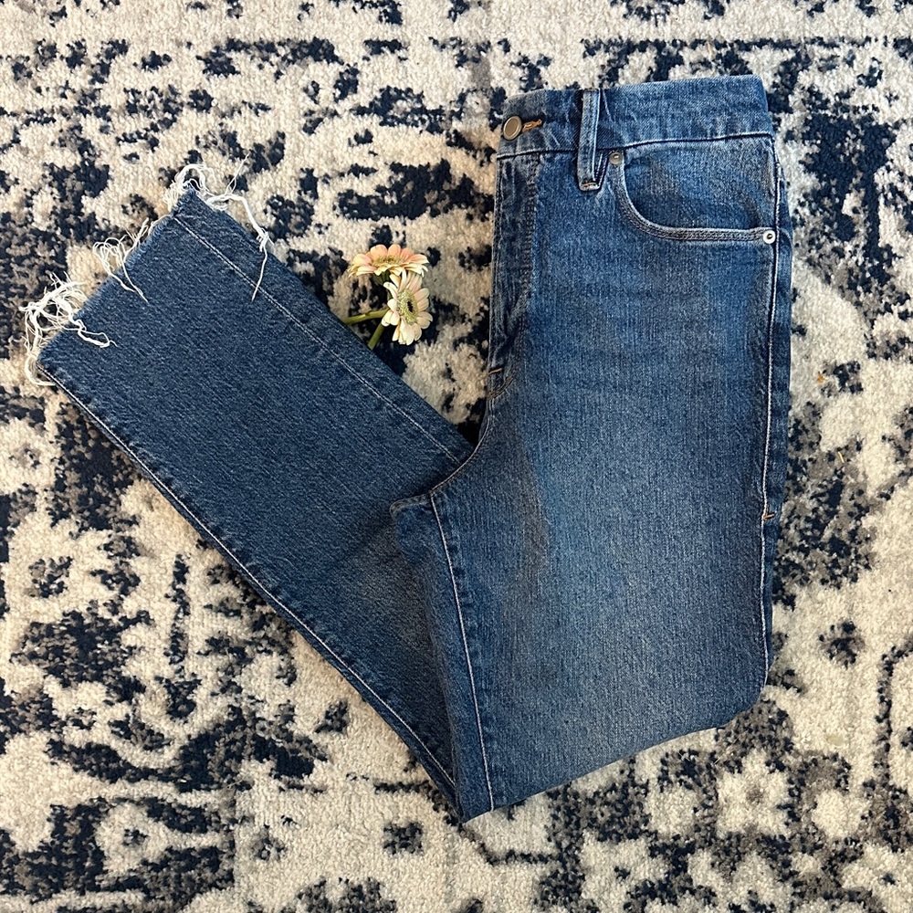 Good American Straight Jeans with ripped bottoms 👖 💙